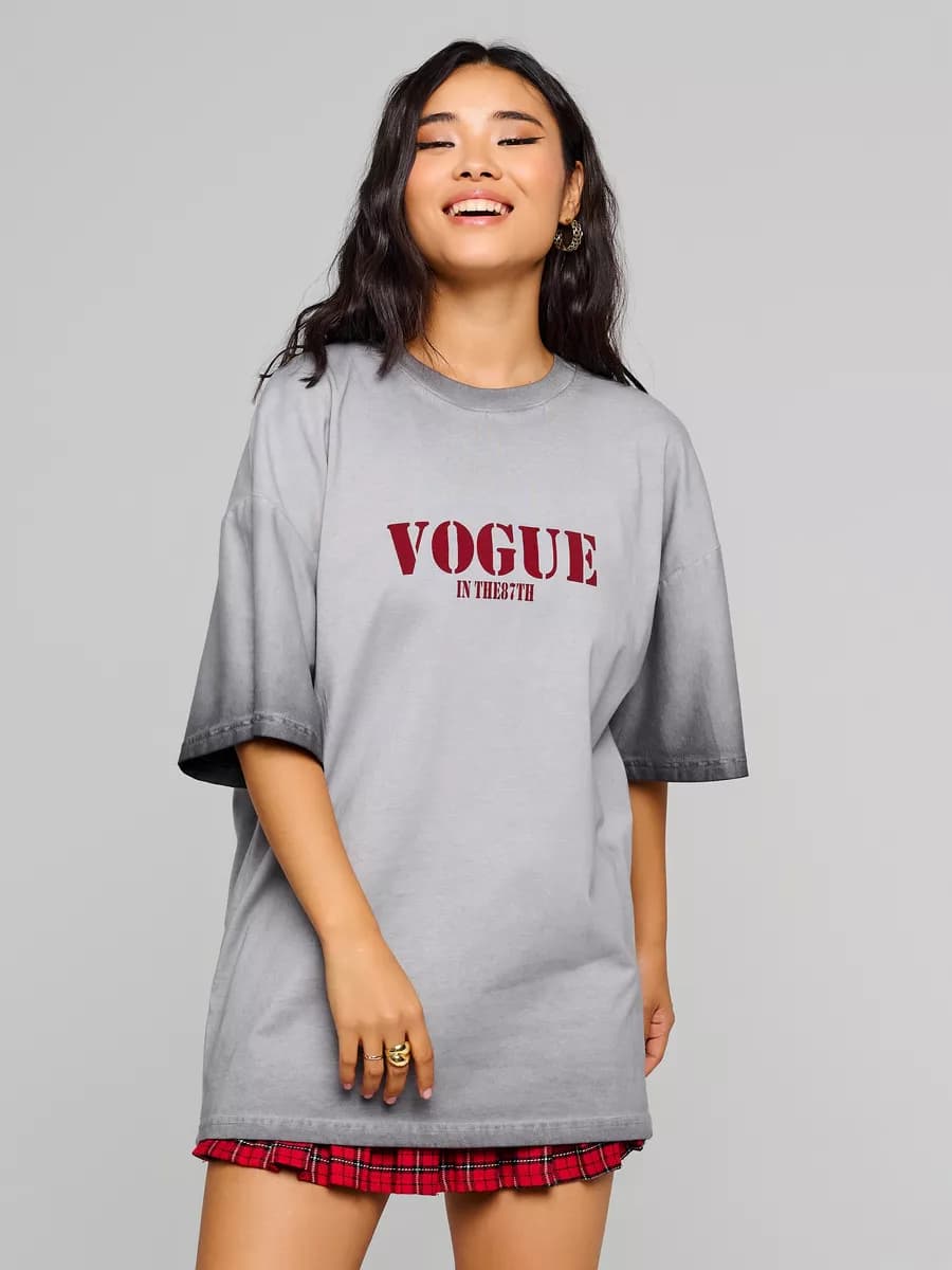 Футболка оверсайз с принтом Vogue