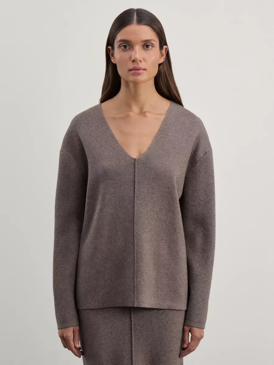 Джемпер вязаный базовый с вырезом в офис со швом