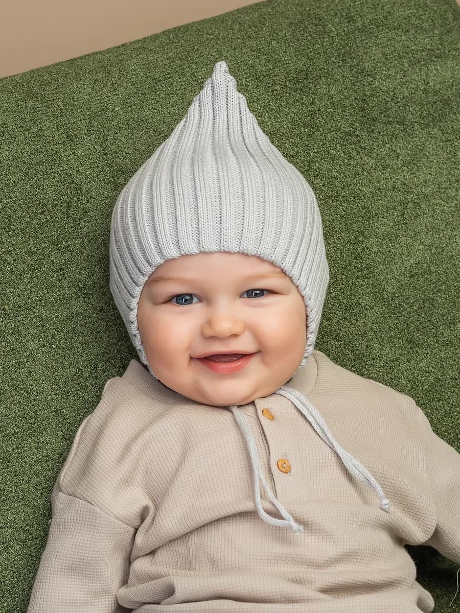 чепчик вязаный на завязках для новорожденных на выписку