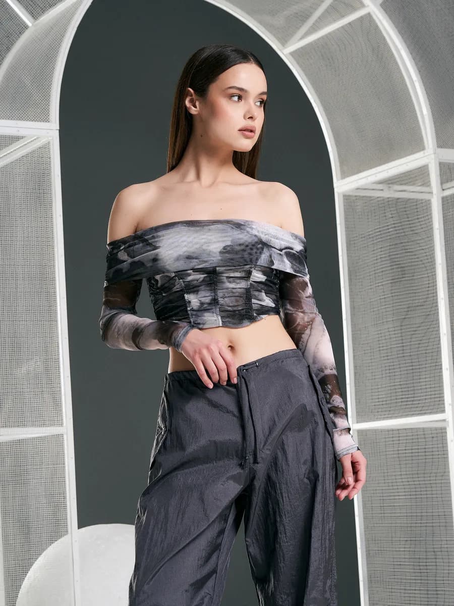 Кроп-топ сетка с открытыми плечами и орнаментом - фото 1