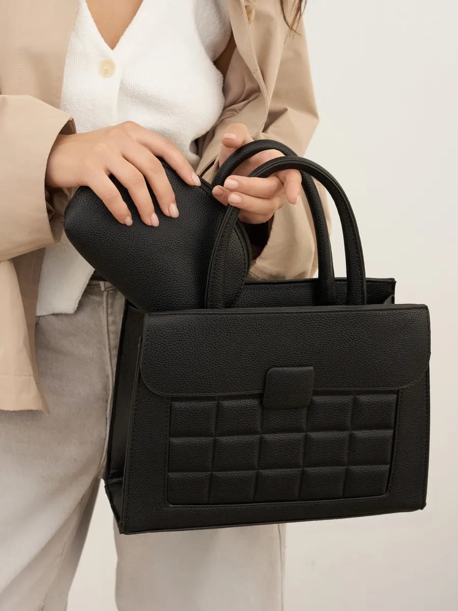 Сумка черная средняя через плечо