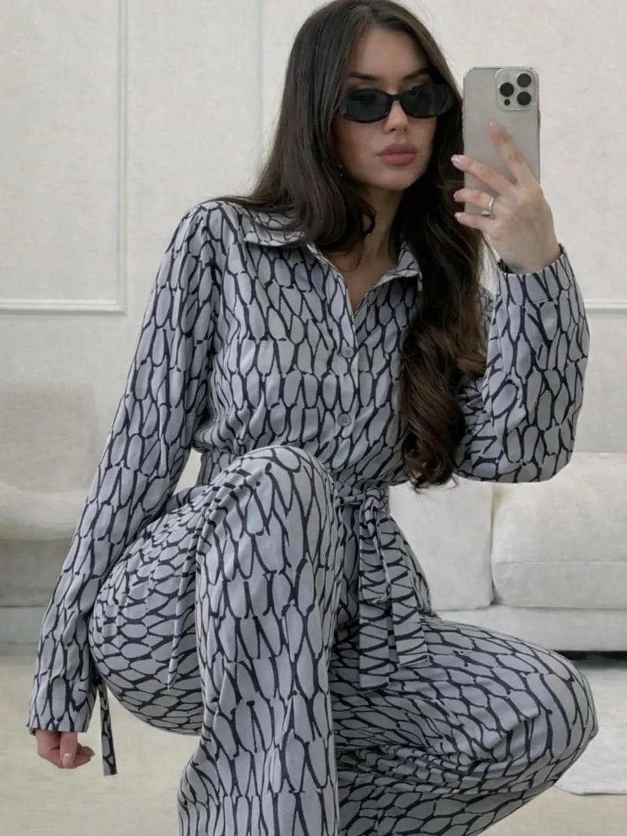 Костюм трикотажный с поясом