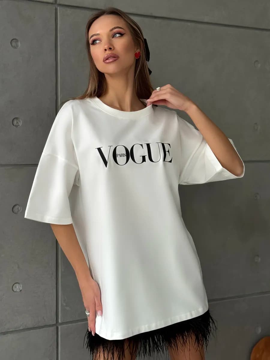 Плотная молочная оверсайз футболка с принтом vogue paris