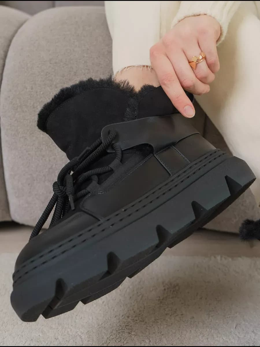 Ботинки угги короткие зимние со шнуровкой