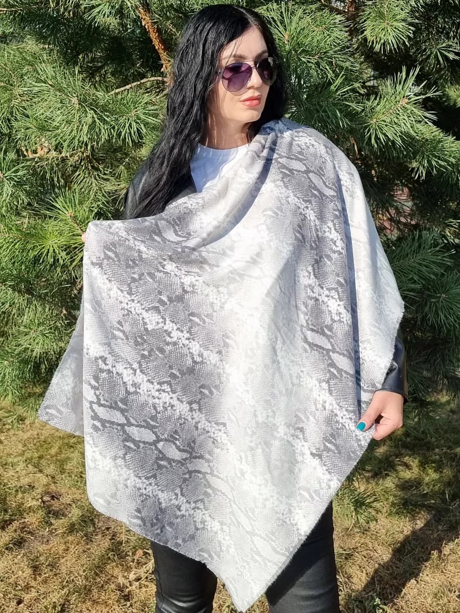 Шарф со змеиным принтом