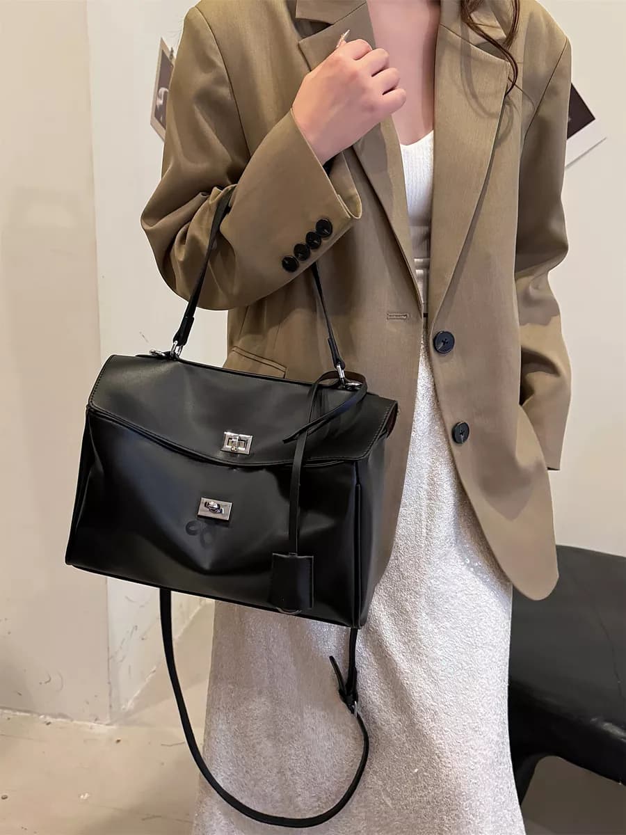 Маленькая сумка классическая черная на плечо 32cm