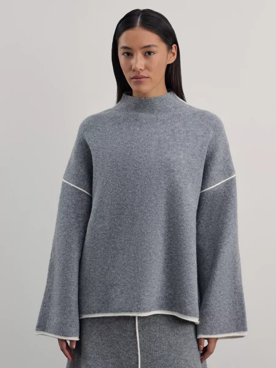 Джемпер оверсайз вязаный с горлом стойкой с шерстью