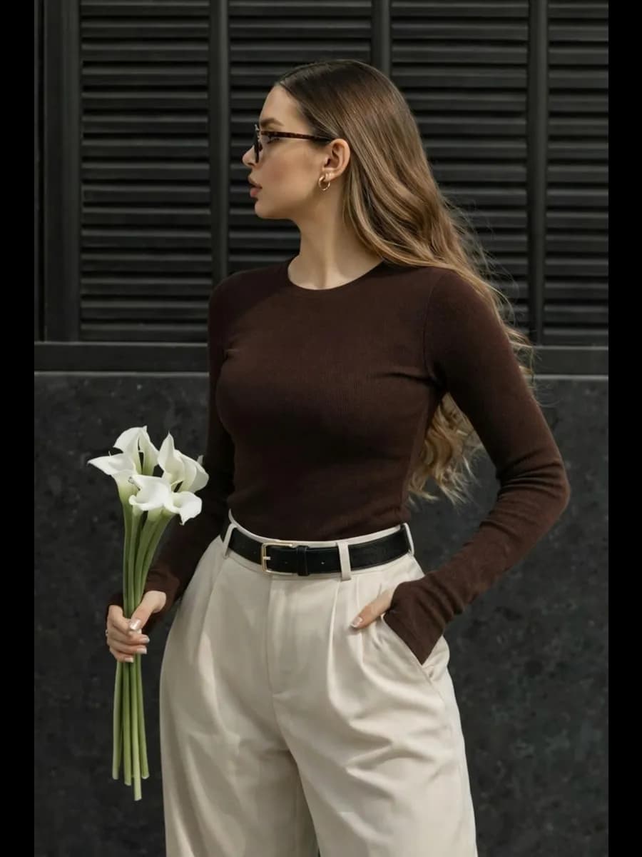 Лонгслив в рубчик с вырезом облегающий