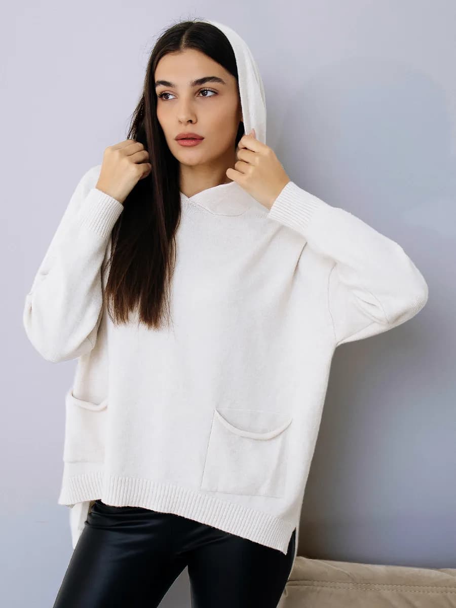 Джемпер с капюшоном вязаный