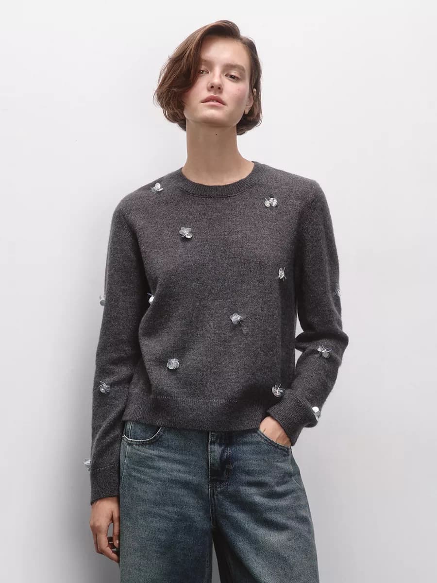 Джемпер вязаный с цветочками из пайеток