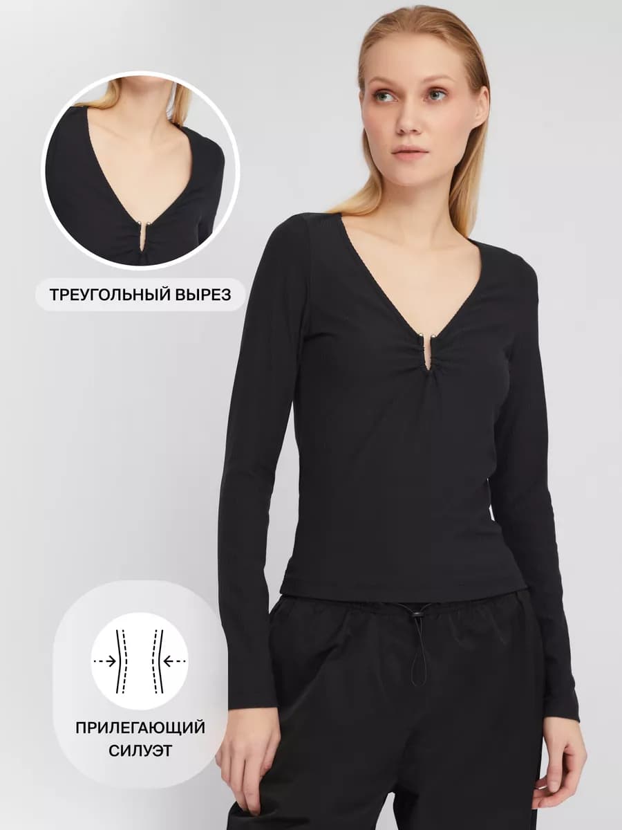 Женский топ с акцентным вырезом