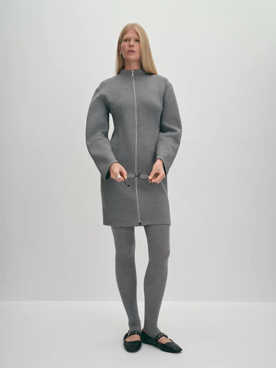 Трикотажное платье на молнии с длинными рукавами