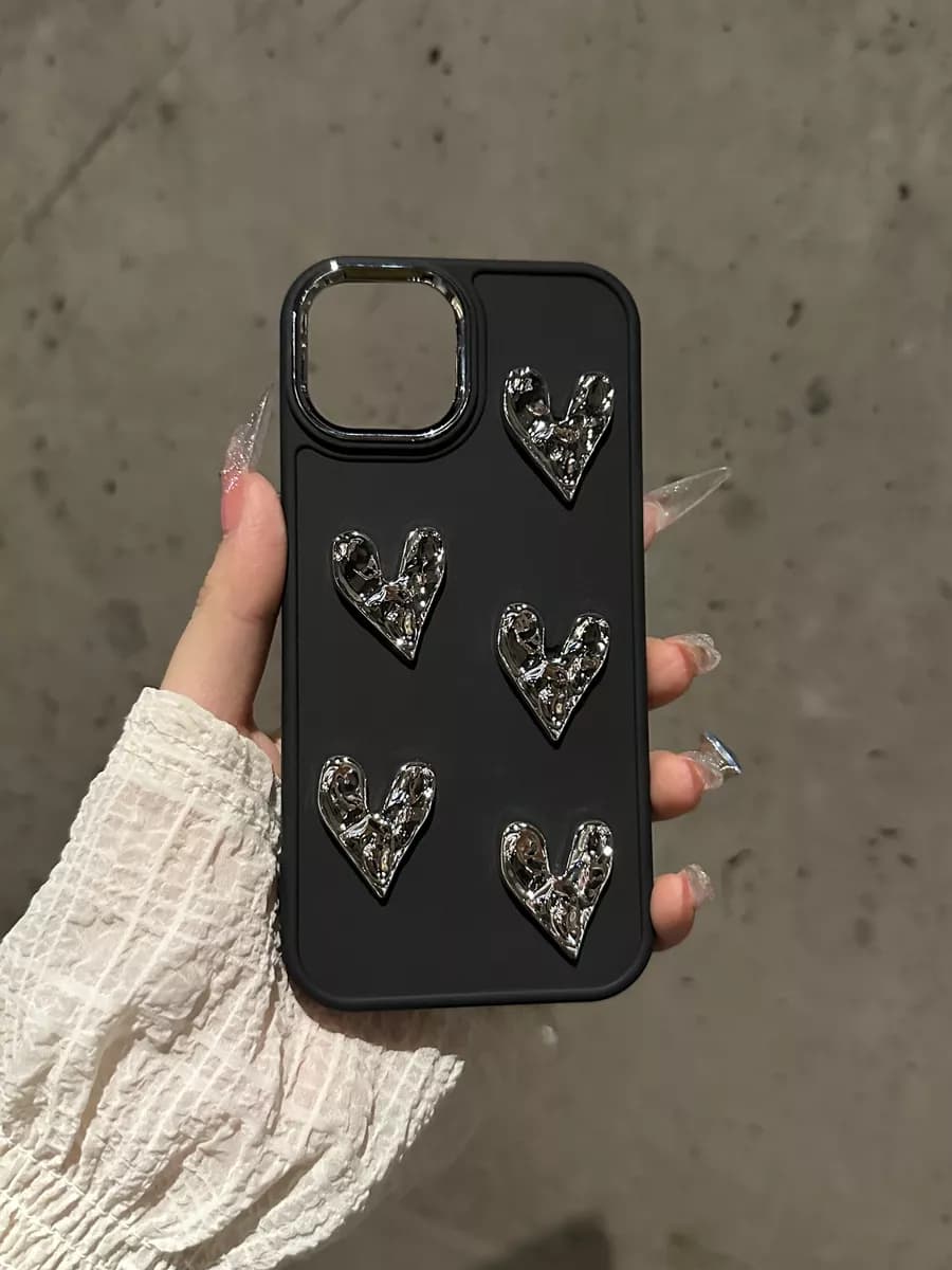 Чехол на iPhone 11 с сердечками