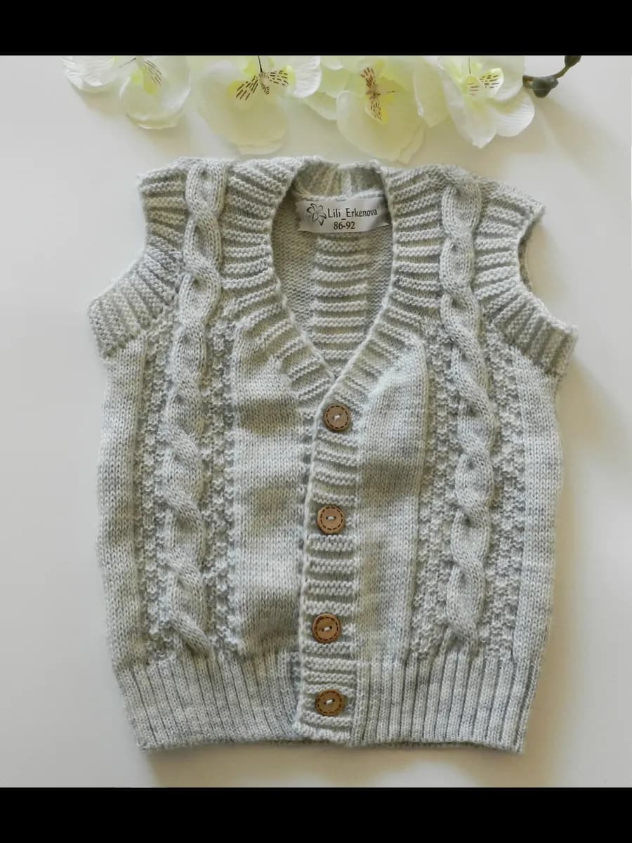 жилет вязаный детский для малыша безрукавка на пуговицах