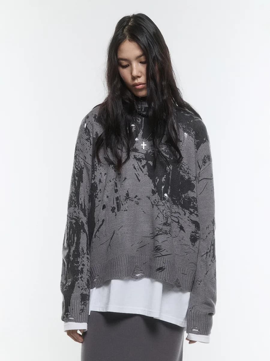 Джемпер рваный с принтом-абстракцией