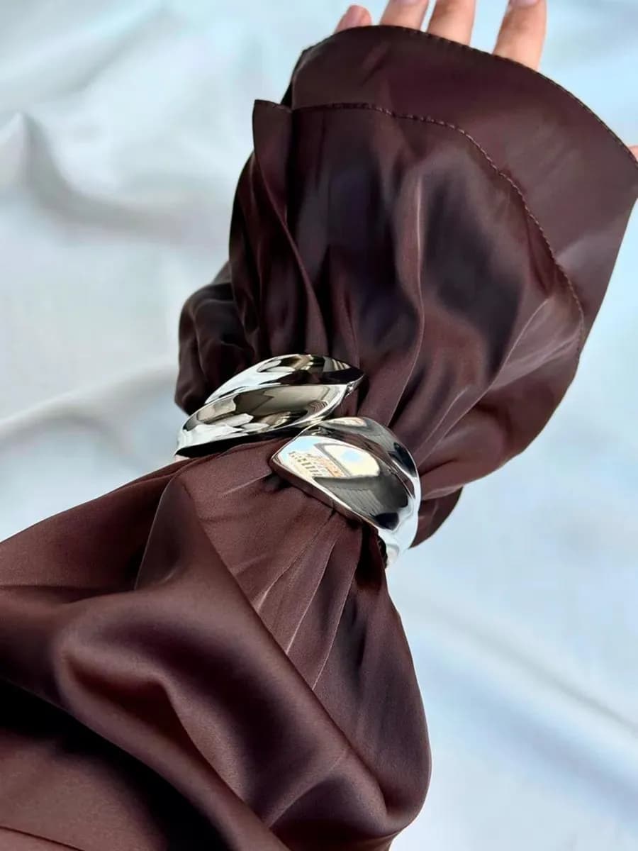 Жесткий браслет на руку серебристый