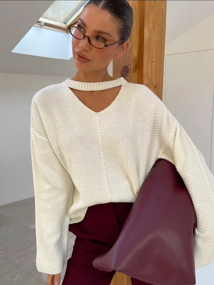 Кофта оверсайз вязаная с вырезом укороченная