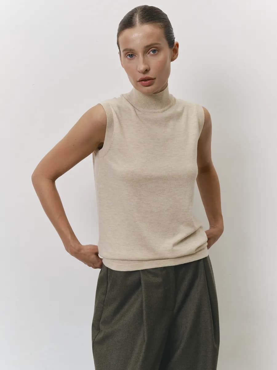 Топ вязаный без рукавов с высокой горловиной