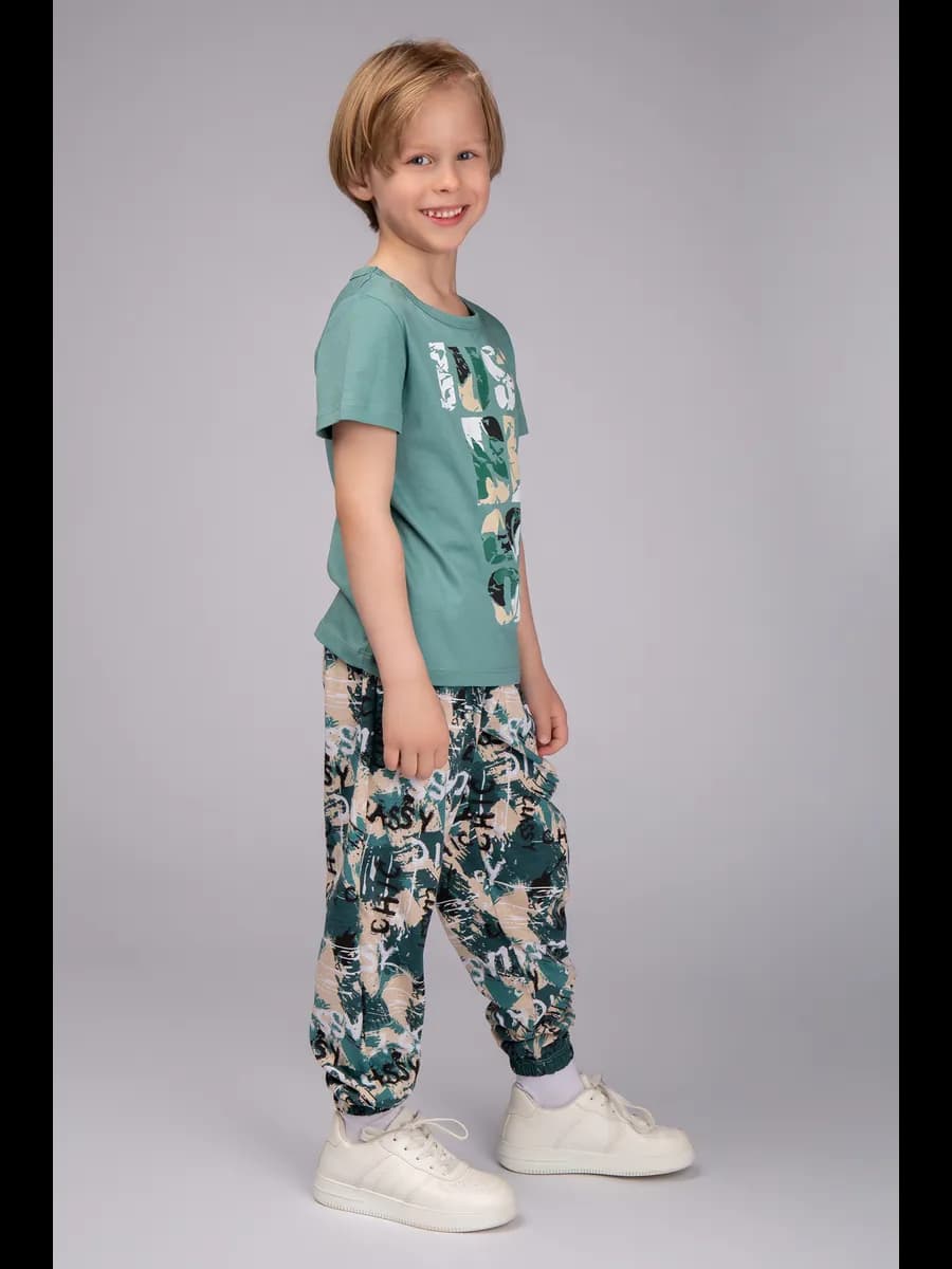 Костюм с брюками и футболкой