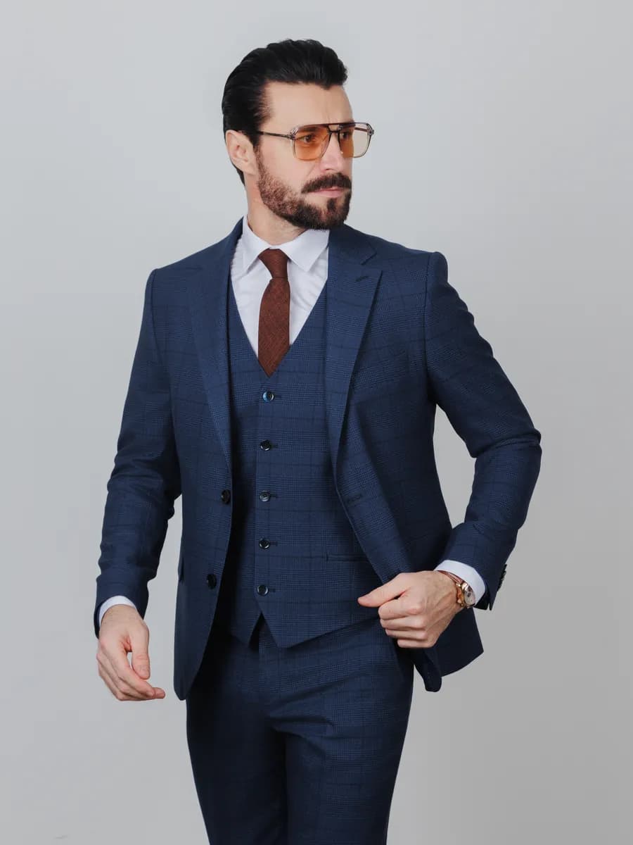 Классический деловой костюм тройка