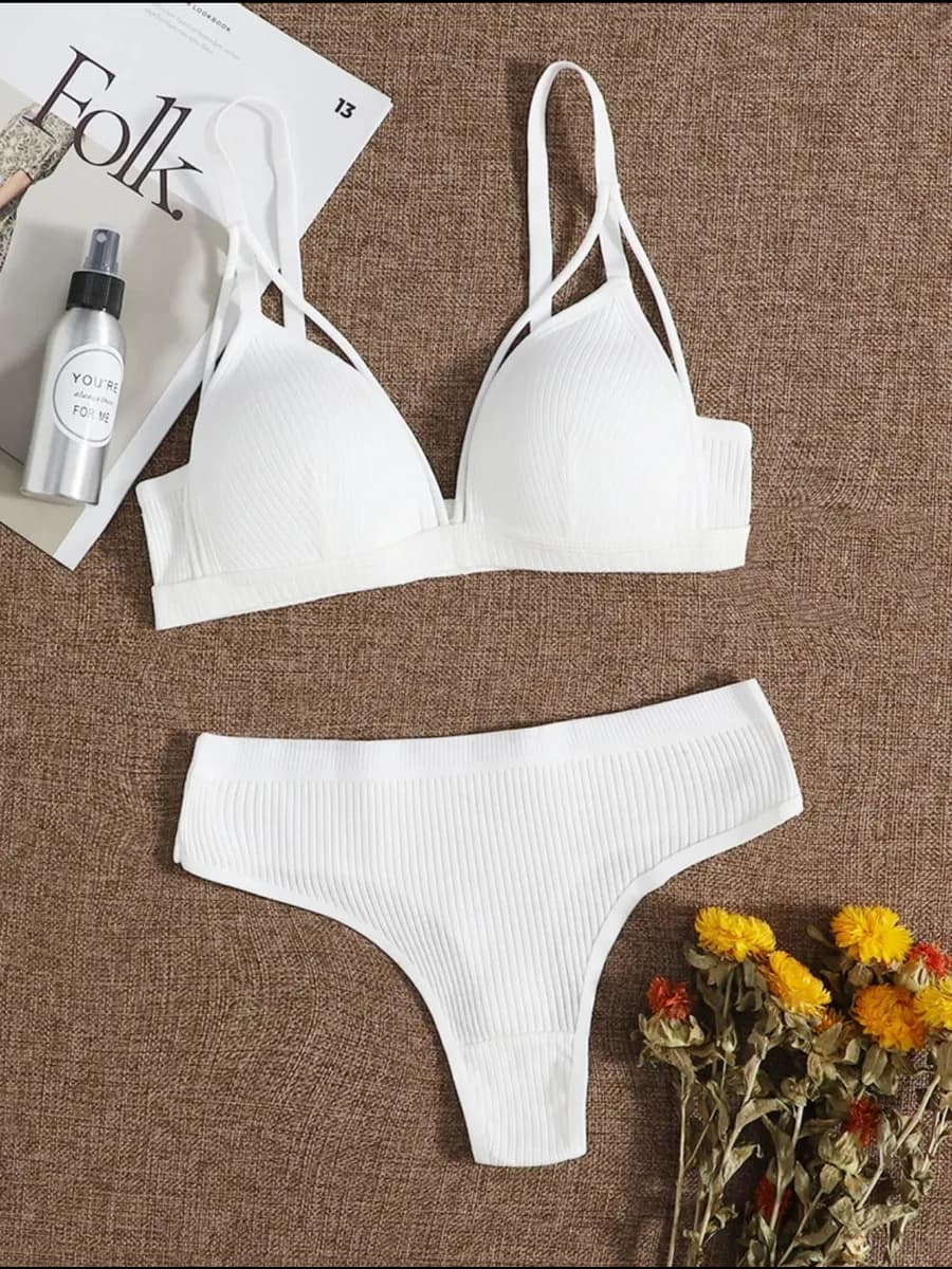 Комплект нижних белья бюстгальтер и трусы