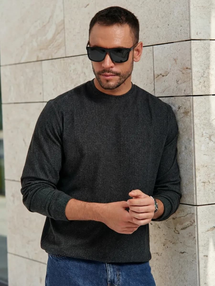 Свитер тонкий без горла классический