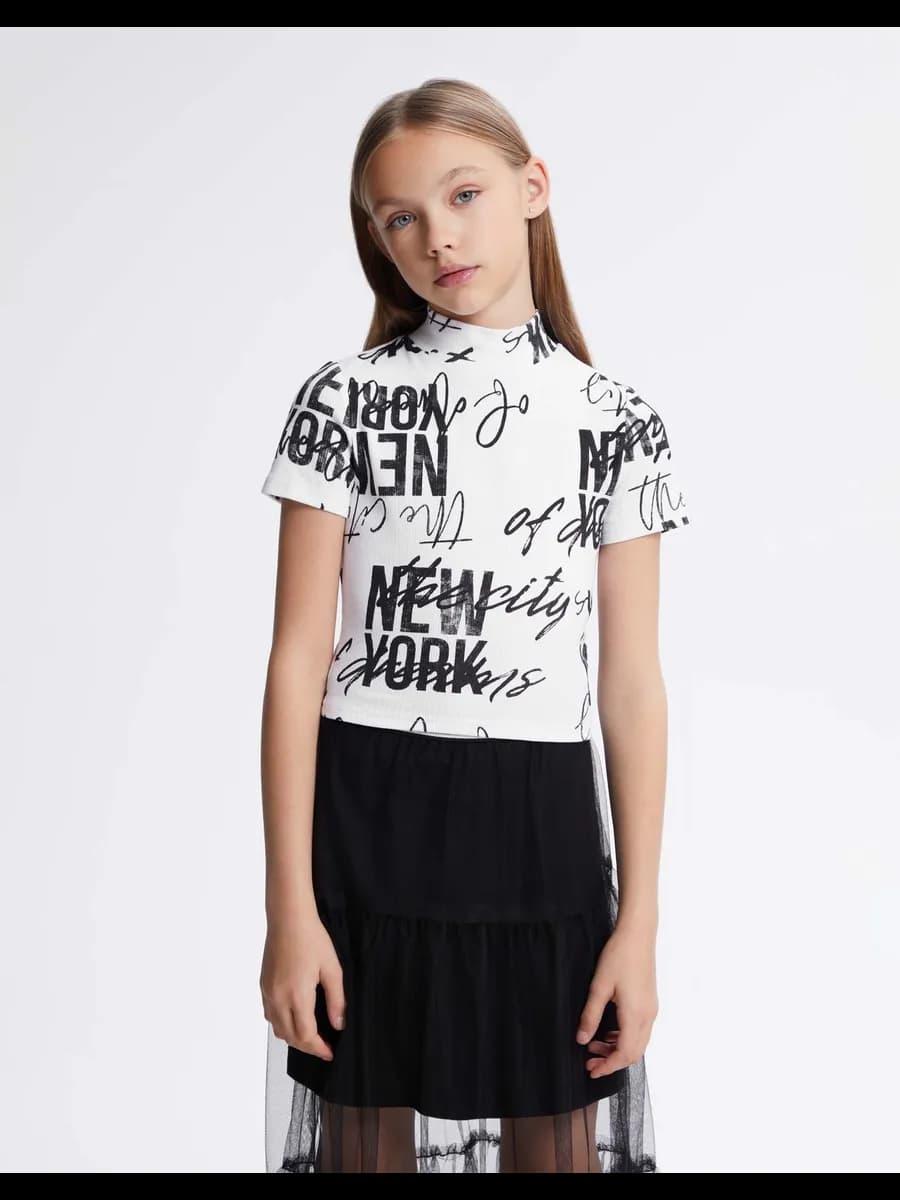 Белый кроп-топ в рубчик с принтом и воротником-стойкой