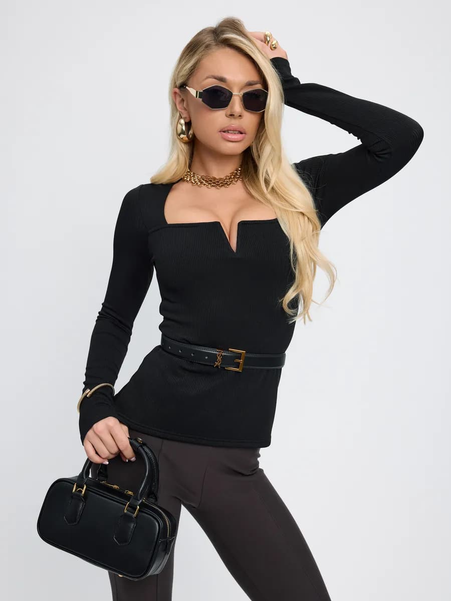 Лонгслив черный в рубчик с вырезом и удлиненными рукавами