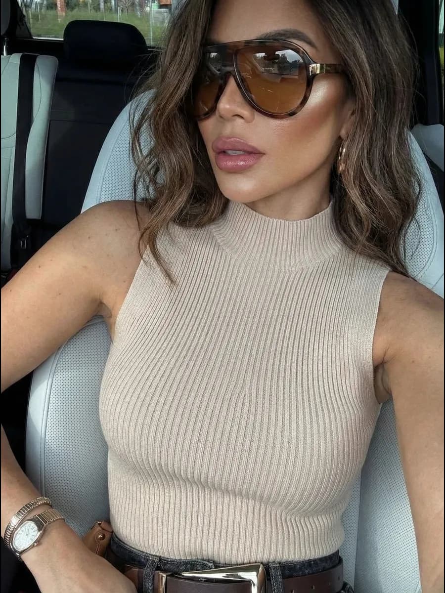 Вязаный топ с горлом без рукавов под пиджак