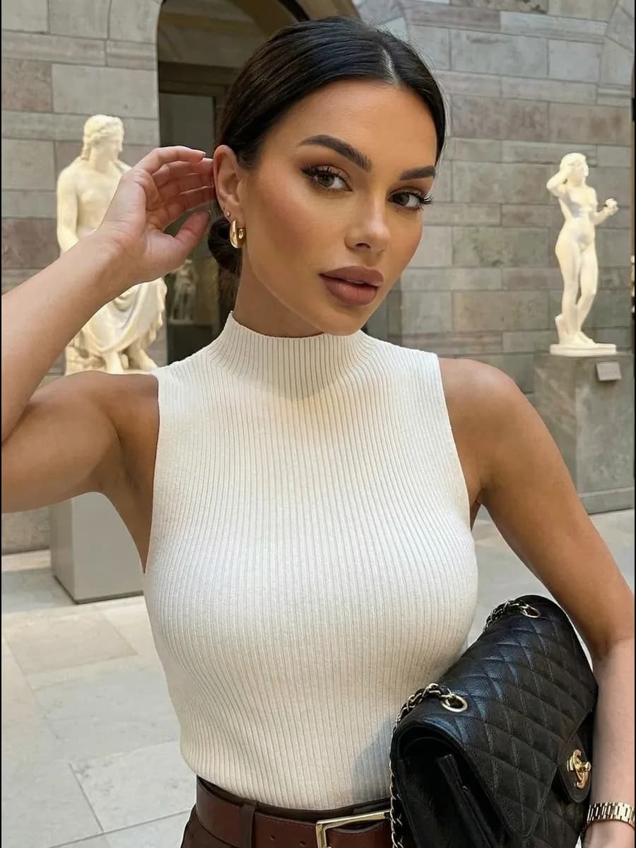 Топ с горлом без рукавов под пиджак