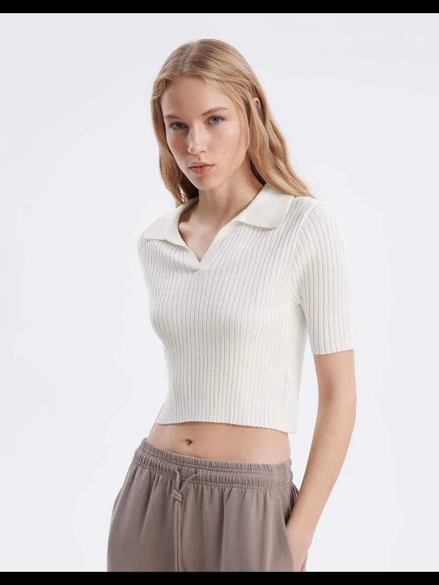 Молочный укороченный джемпер-поло с коротким рукавом