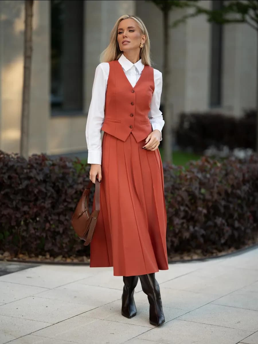 Костюм с юбкой плиссе