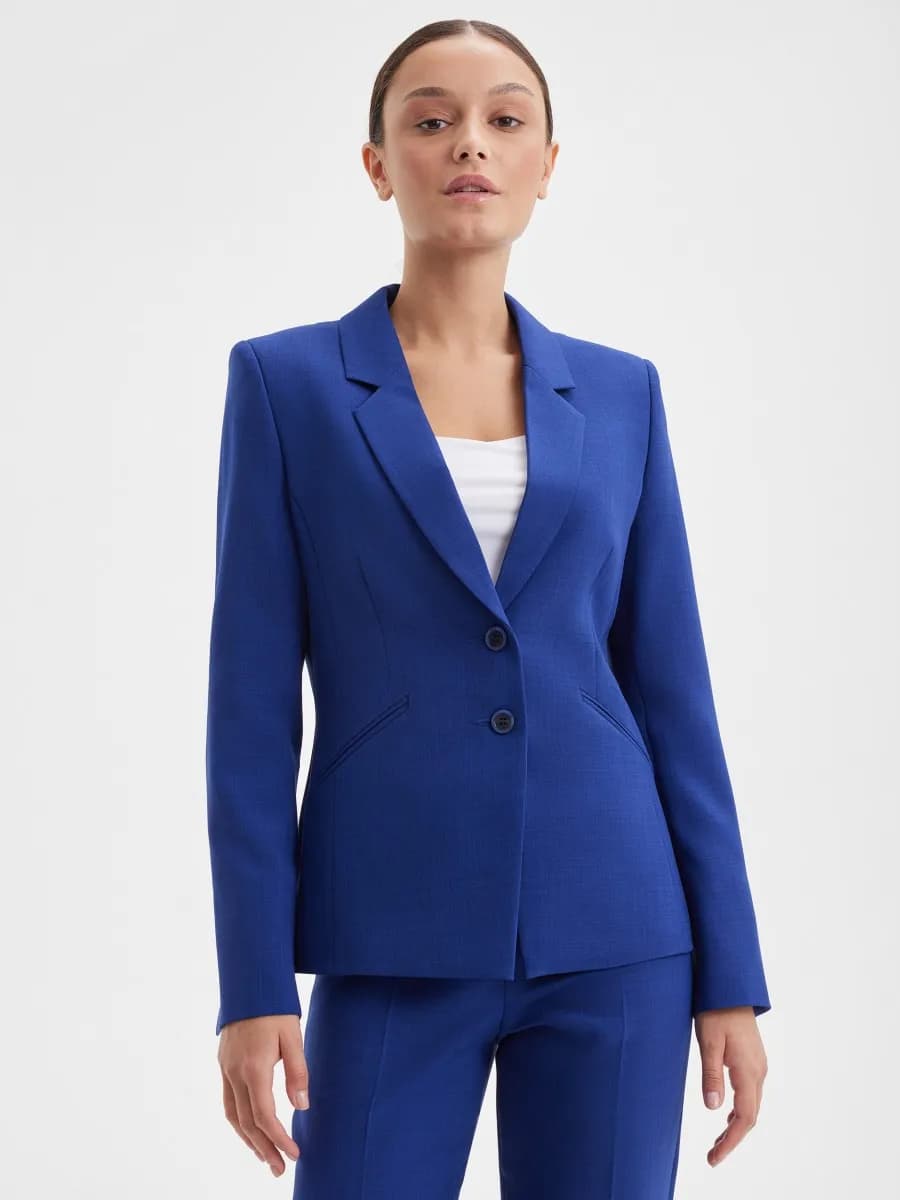 Пиджак в классическом стиле с наклонными карманами