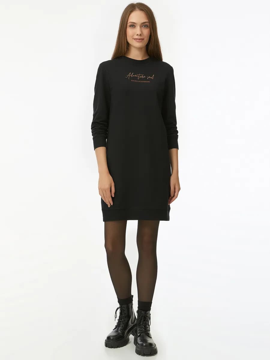 Платье в спортивном стиле с вышивкой и принтом