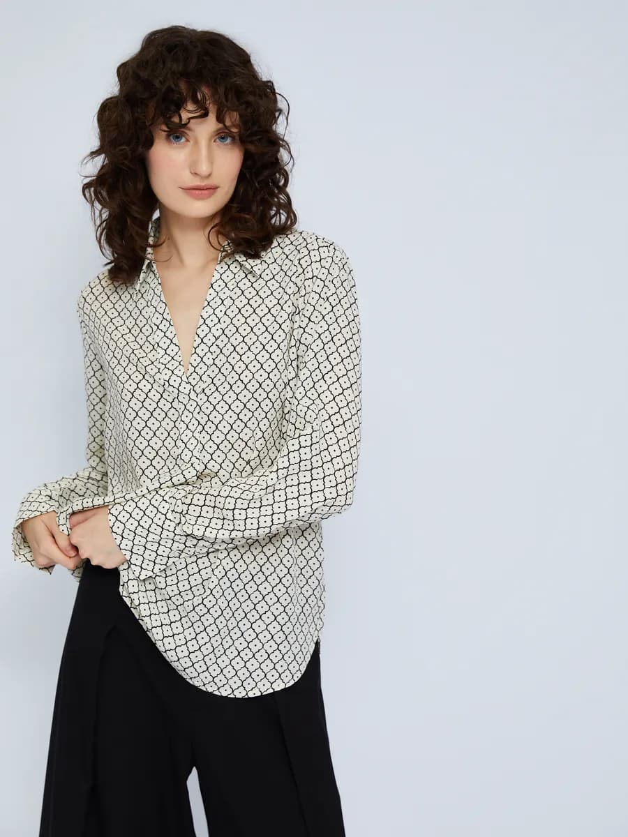 Женская блузка с принтом и вырезом