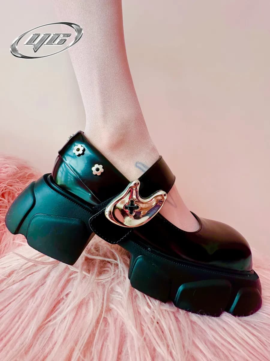 Туфли на платформе и низком каблуке праздничные