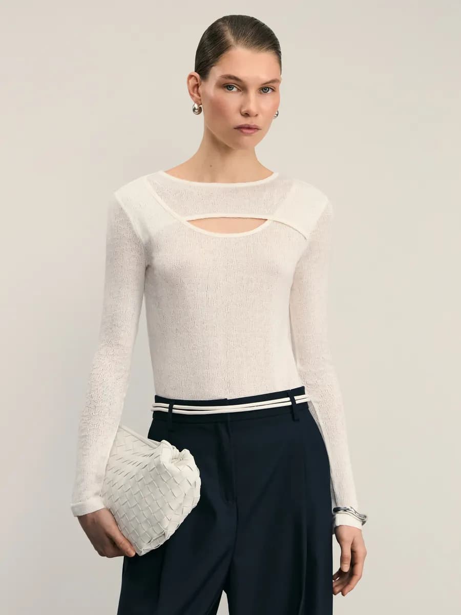 Джемпер вязаный тонкий с вырезом