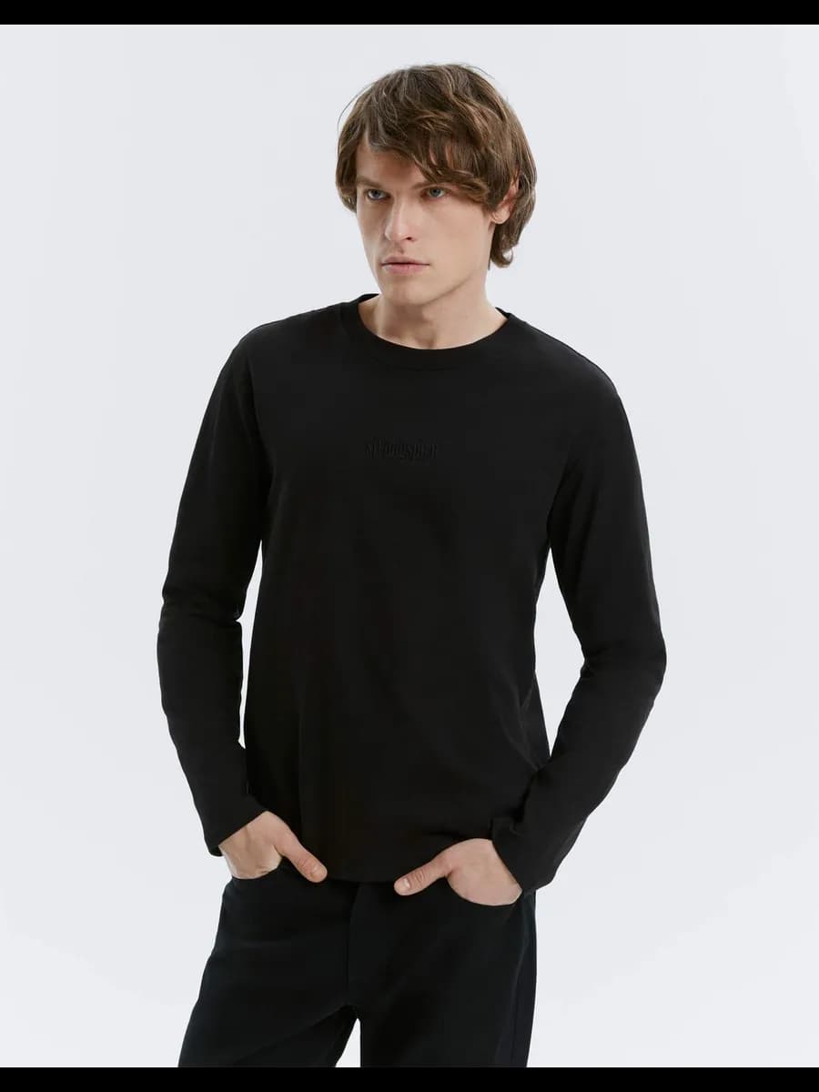 Чёрный лонгслив с вышивкой