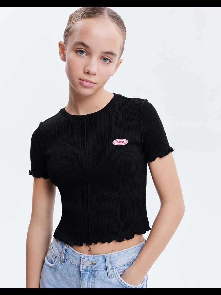 Чёрная облегающая футболка с волнистым краем и вышивкой