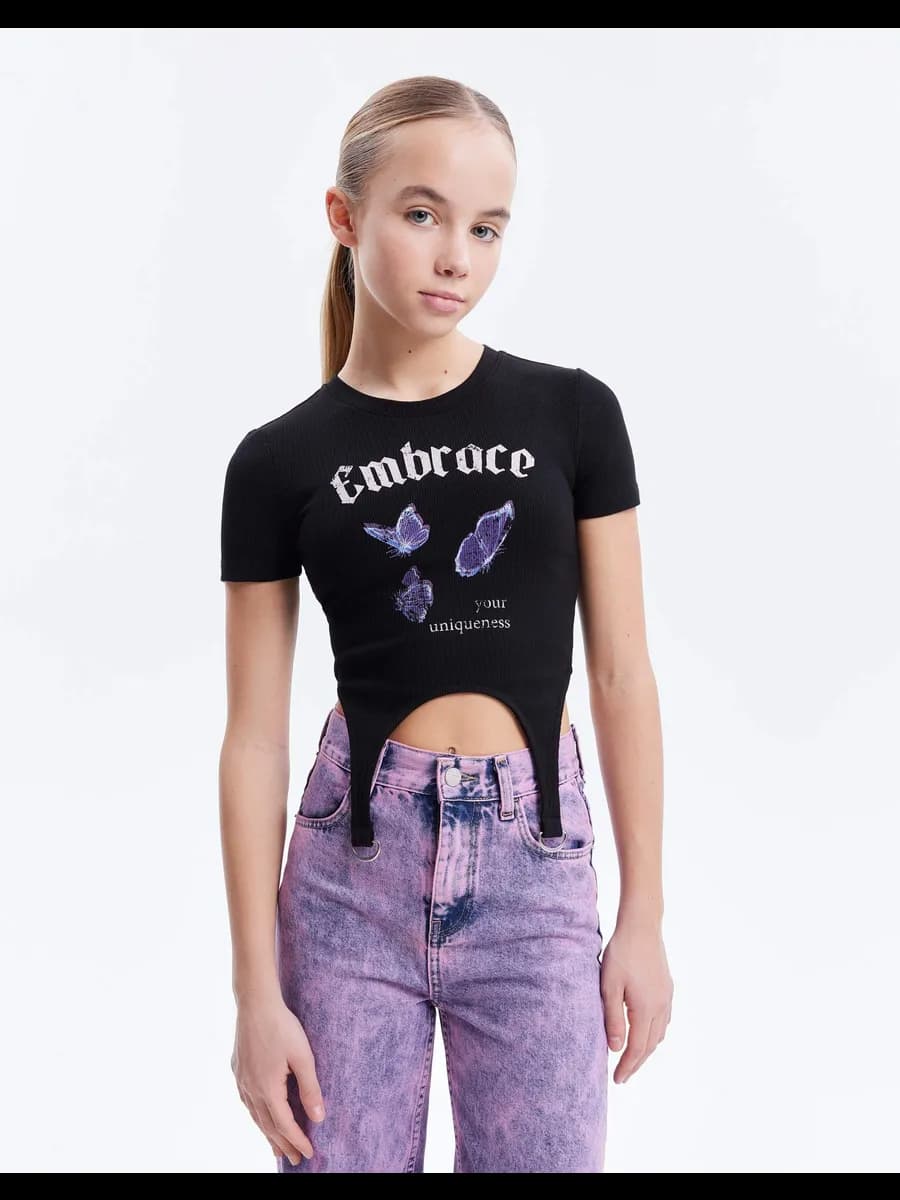 Чёрная футболка в рубчик с фигурным вырезом и принтом