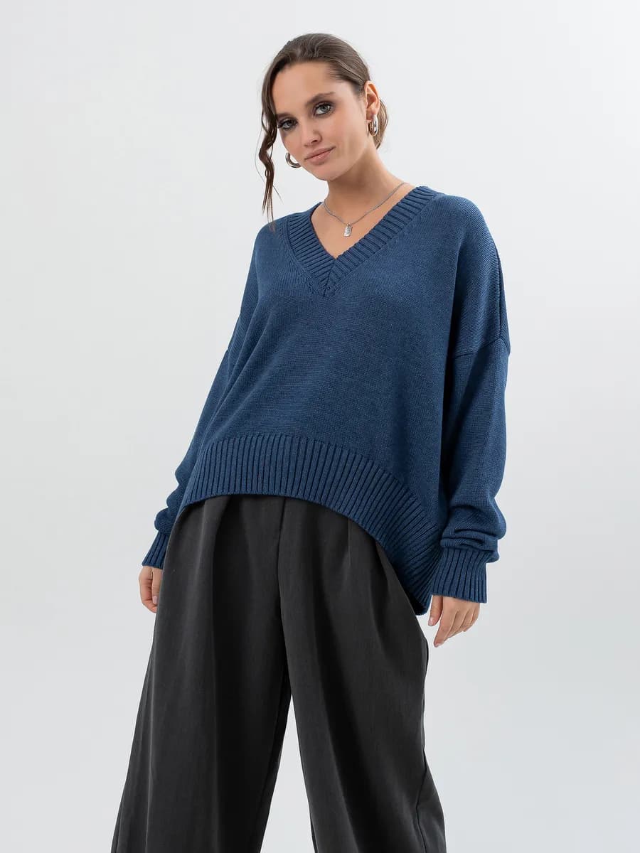 Джемпер оверсайз однотонный с V-образным вырезом - фото 1