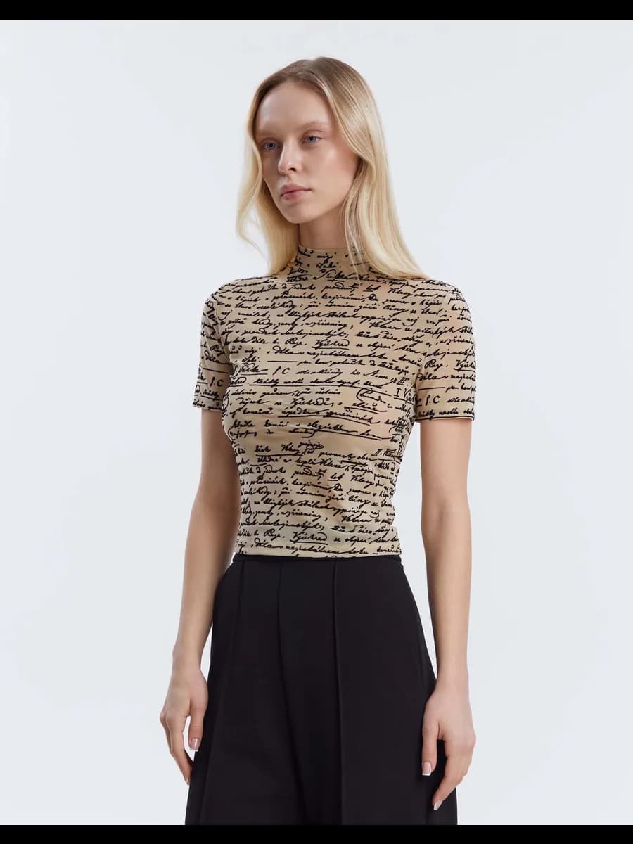 Бежевый кроп-топ с тотальным принтом