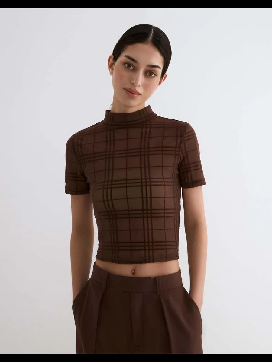 Коричневый кроп-топ с тотальным принтом