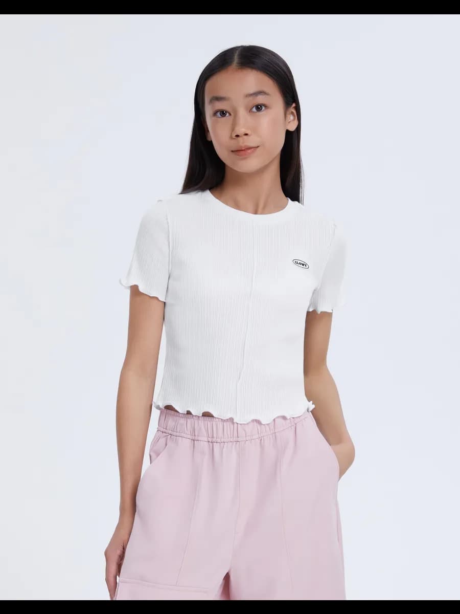 Белая облегающая футболка с волнистым краем и вышивкой - фото 1