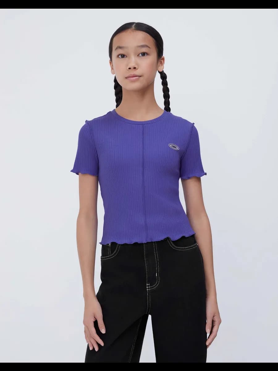 Фиолетовая облегающая футболка с волнистым краем и вышивкой