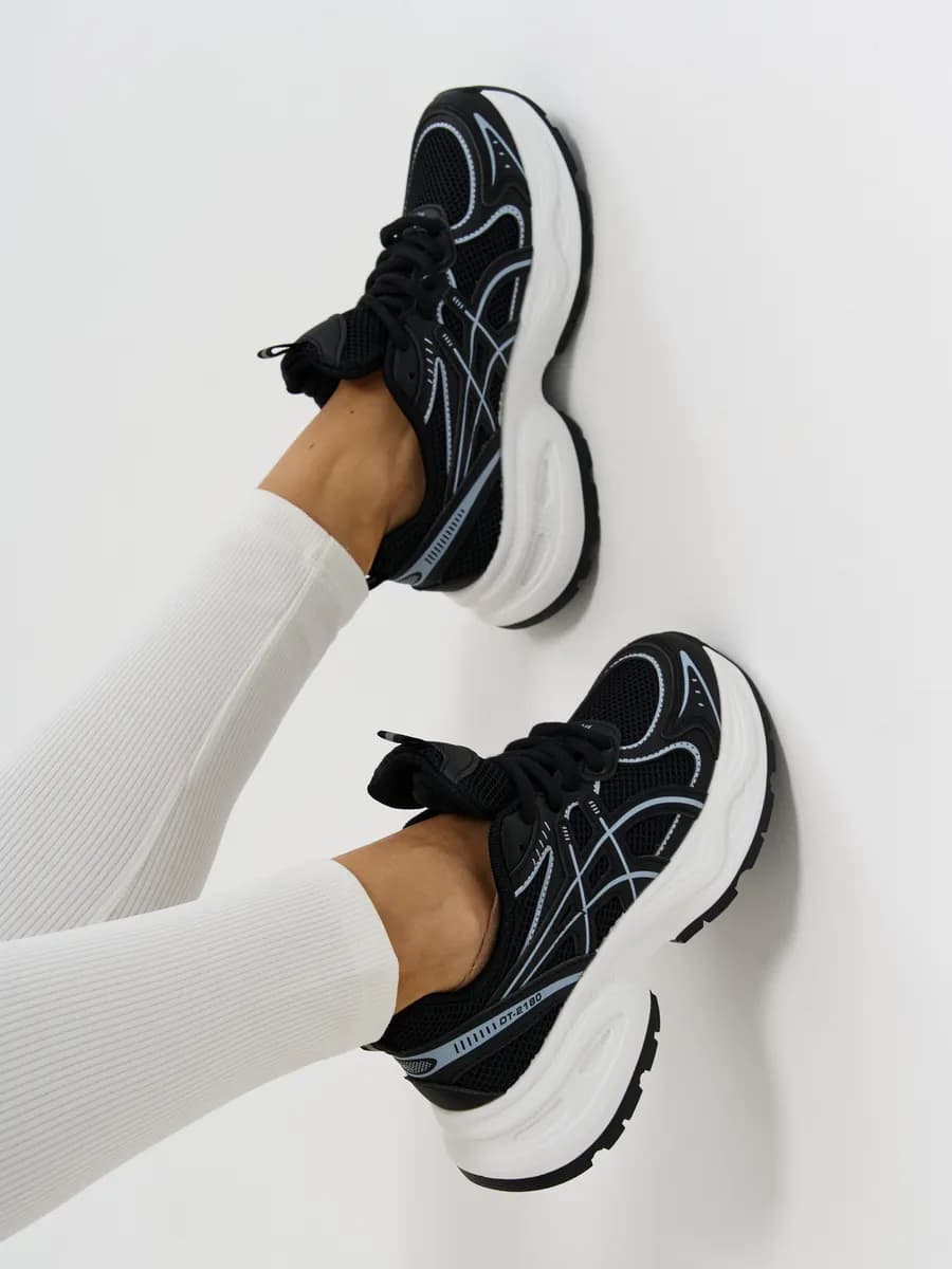 Кроссовки спортивные с текстильными вставками