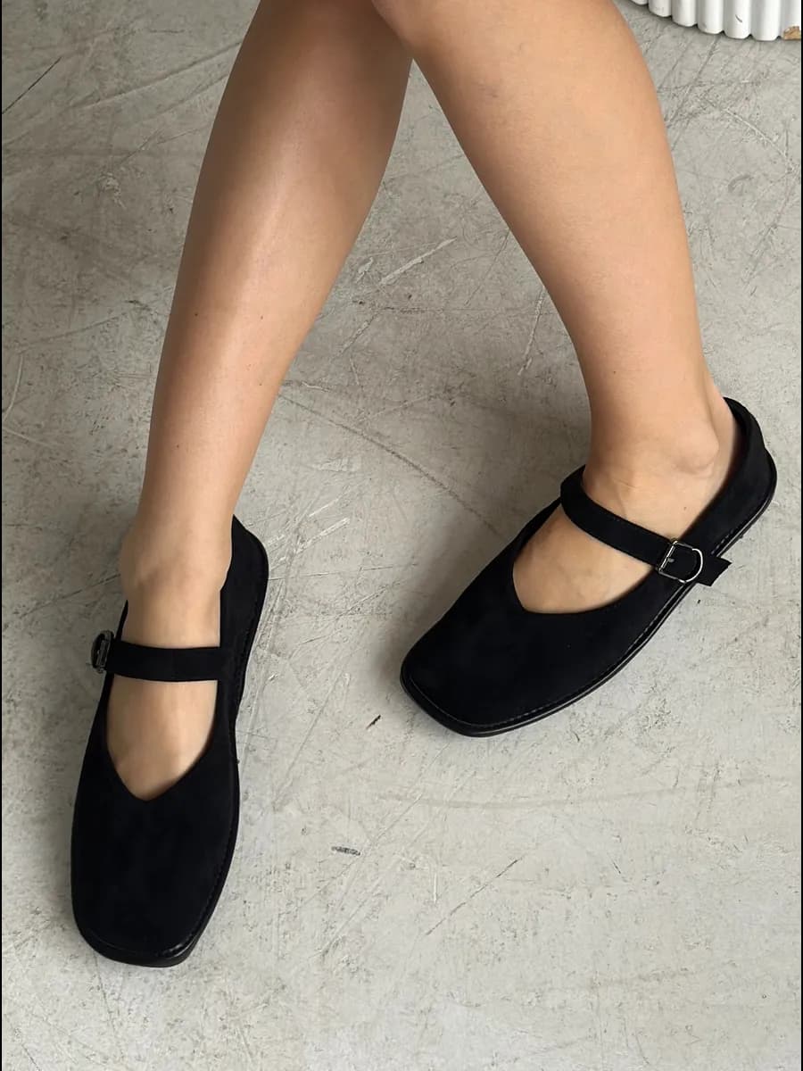 Балетки с квадратным носом и ремешком