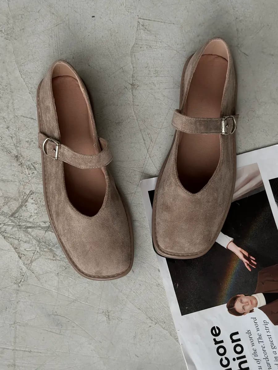 Балетки с квадратным носом и ремешком