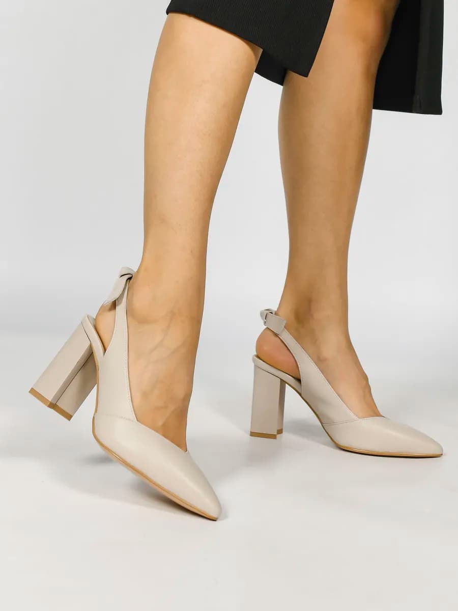 Летние босоножки на высоком каблуке