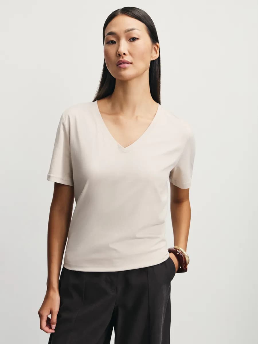 Футболка больших размеров с вырезом базовая